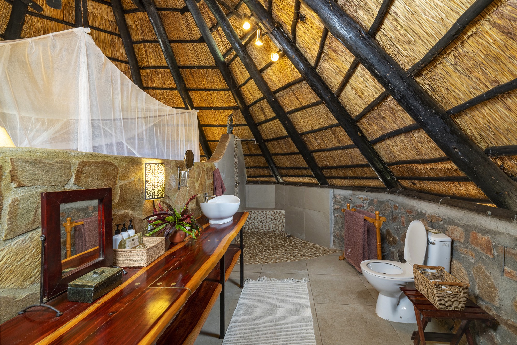 Standard King room en suite bathroom