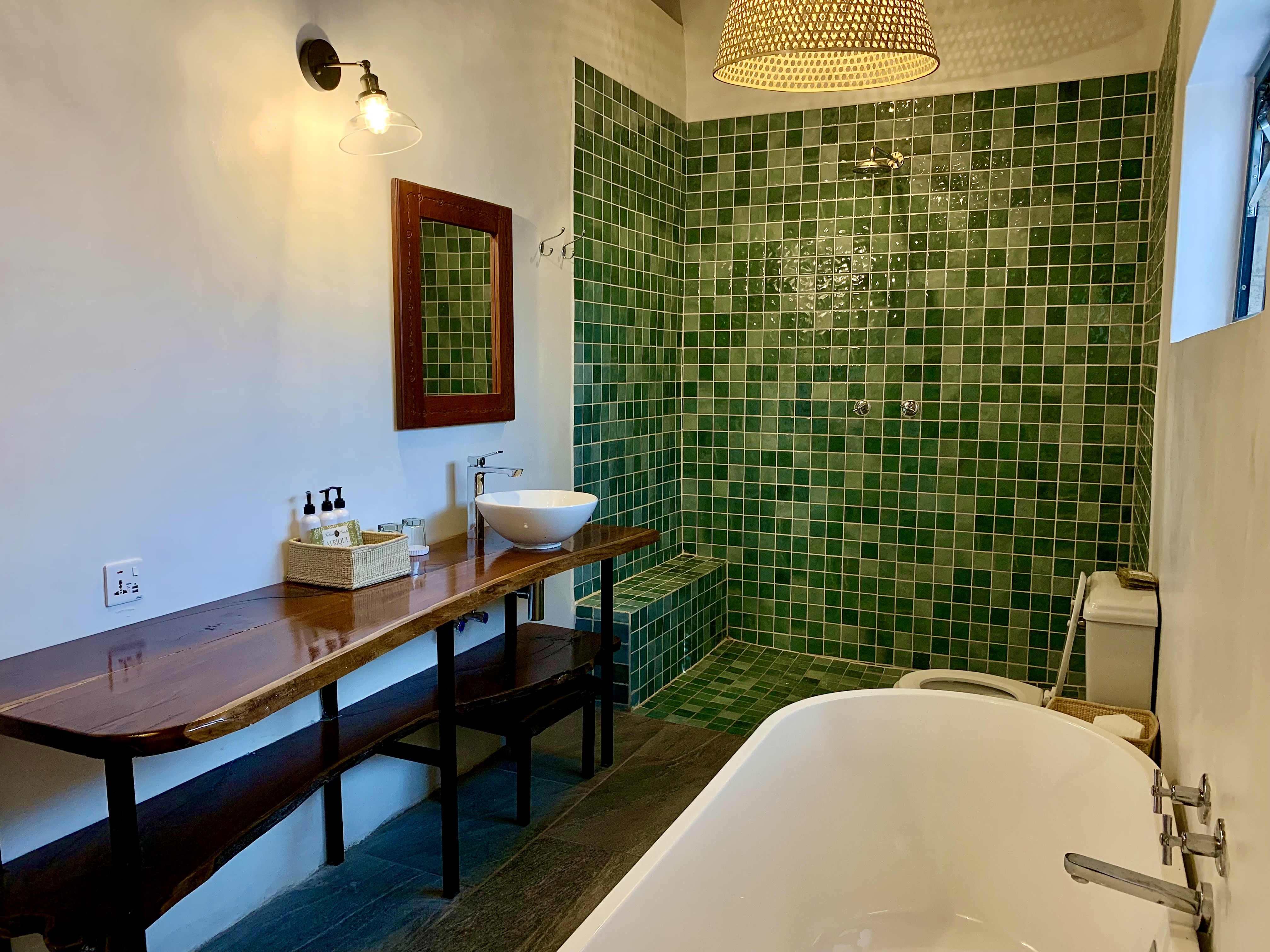 Deluxe Room bathroom
