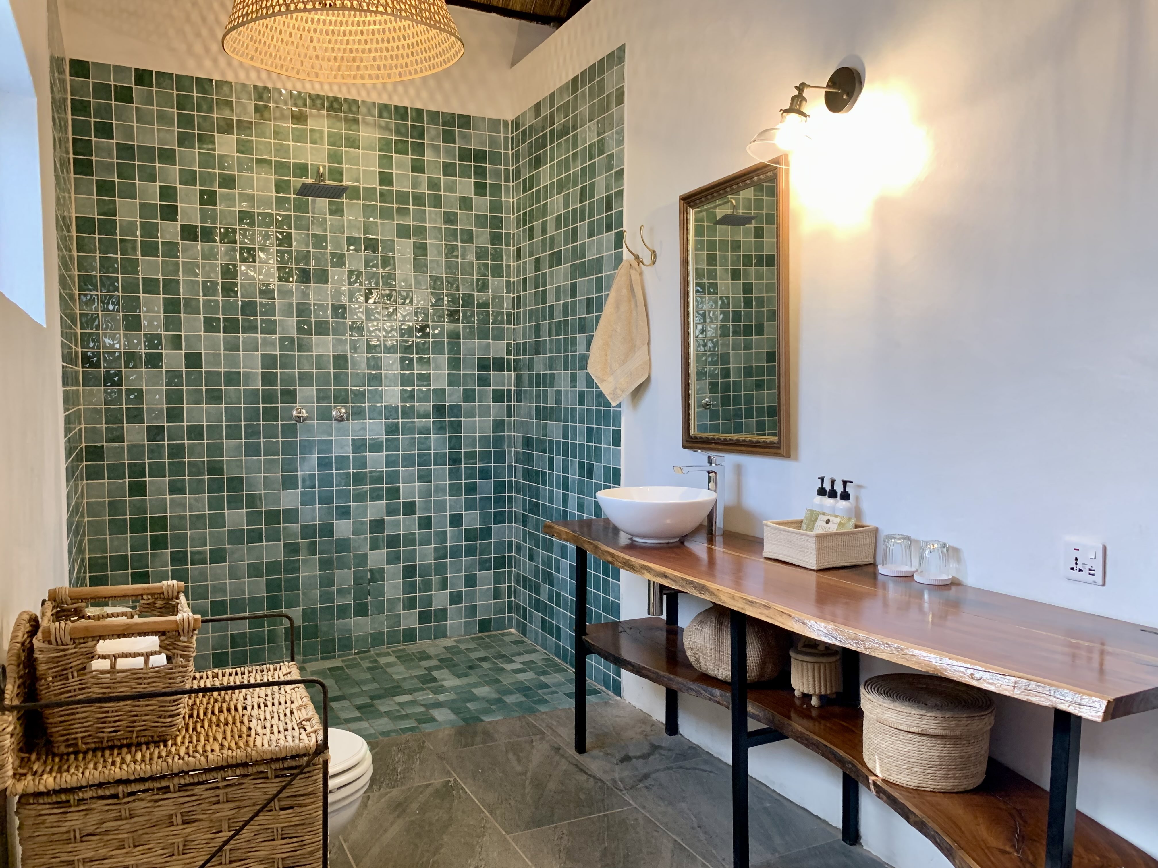 Deluxe Room en suite bathroom